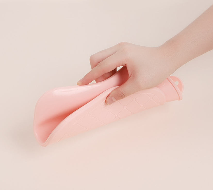 Warmwaterkruik met zachte hoes, een perfect cadeau voor comfort en ontspanning op koude avonden.