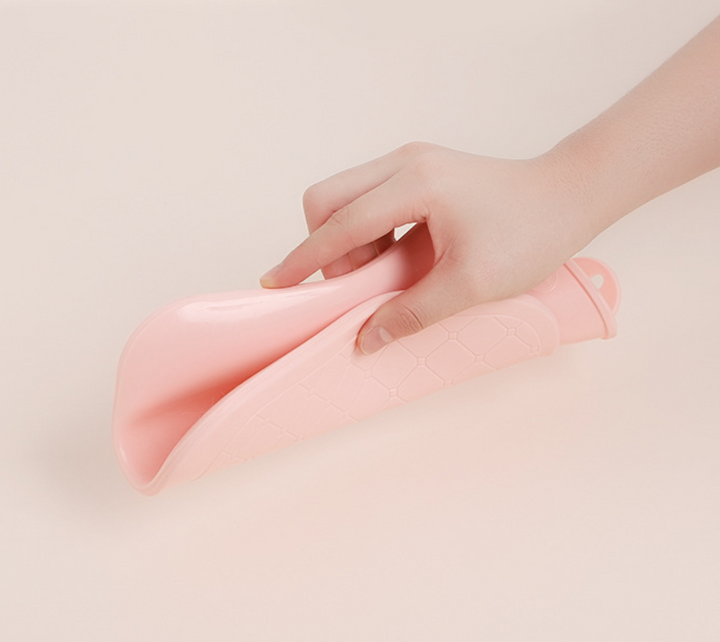 Warmwaterkruik met zachte hoes, een perfect cadeau voor comfort en ontspanning op koude avonden.