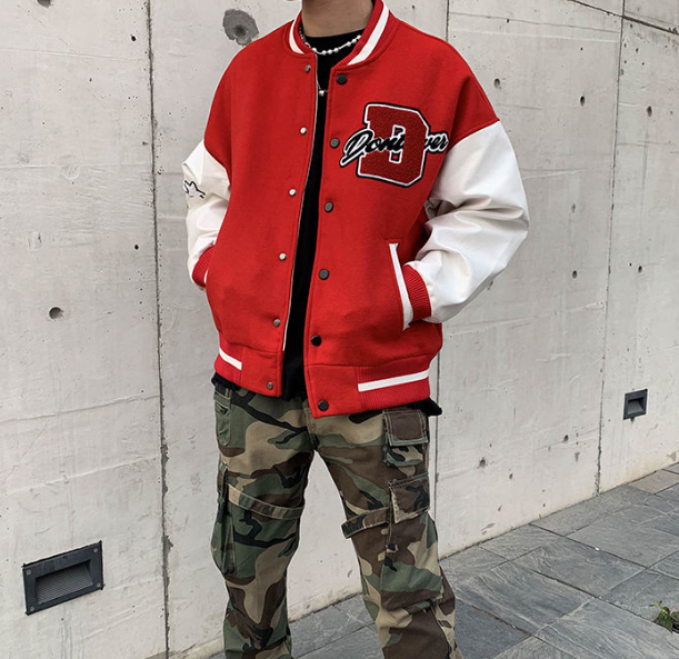 Close-up van het heren baseball jack, benadrukt de details en stoere Amerikaanse stijl.
