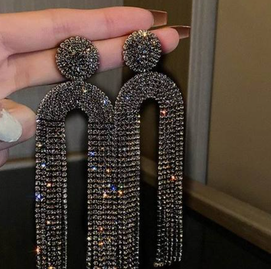 Dames accessoires: elegante statement oorbellen, zilverkleurig, voor een tijdloze uitstraling.