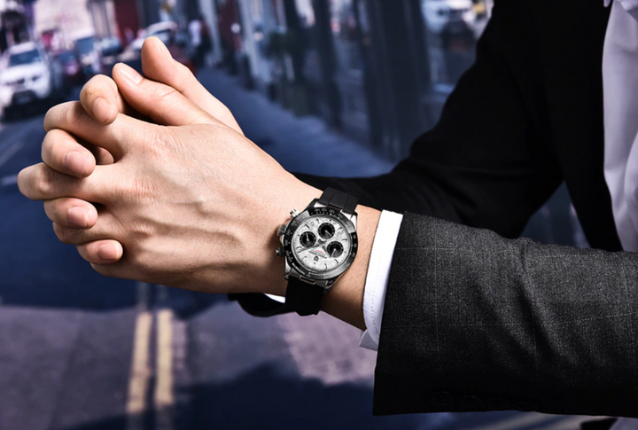 Elegant RVS quartz herenhorloge op pols, toont saffierglas en verfijnde zilveren wijzerplaat. Perfect accessoire.