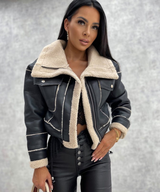 Modieuze dames winterjas, lange pasvorm, ritssluiting & capuchon. Stijlvolle bovenkleding voor dameskleding.