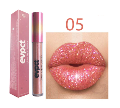 Model draagt glanzende diamanten lippenstift, waterproof make-up, feestelijke en glamoureuze look.