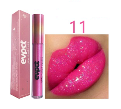 Diamanten lippenstift naast dames cosmetica, waterproof & glanzend, perfecte aanvulling op make-up.