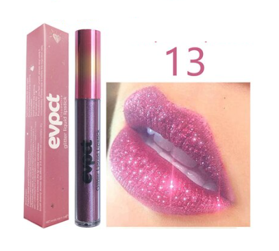 Close-up van de tube met diamanten lippenstift, glanzend design, waterproof dames cosmetica.