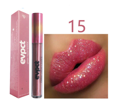 Open tube van glanzende diamanten lippenstift, waterproof formule zichtbaar, klaar voor gebruik.