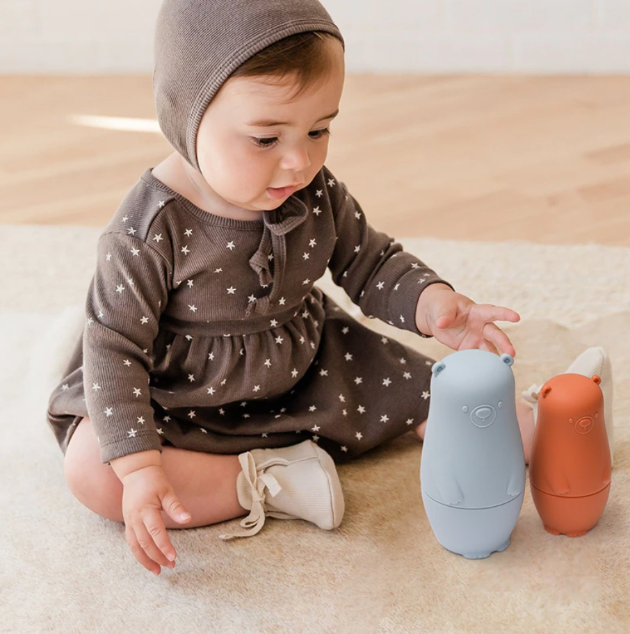 Baby leert motoriek en ruimtelijk inzicht met zachte, educatieve siliconen stapelpoppetjes.