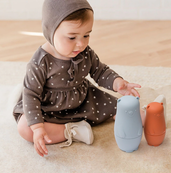 Baby leert motoriek en ruimtelijk inzicht met zachte, educatieve siliconen stapelpoppetjes.