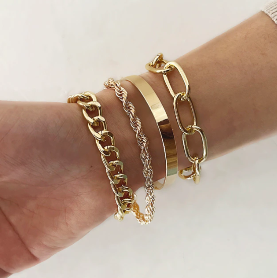 Dames 4-delige armbandenset stijlvol gedragen om de pols. Vergulde en verzilverde RVS sieraden voor elegante look.