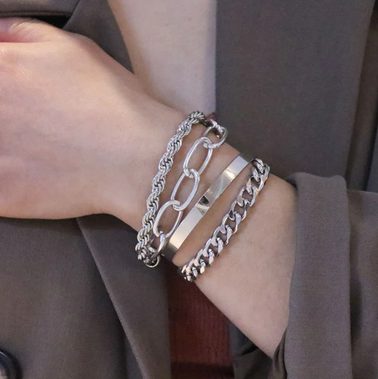 Chique 4-delige dames armbandenset van verguld en verzilverd RVS. Elegant sieraad voor een luxe uitstraling.