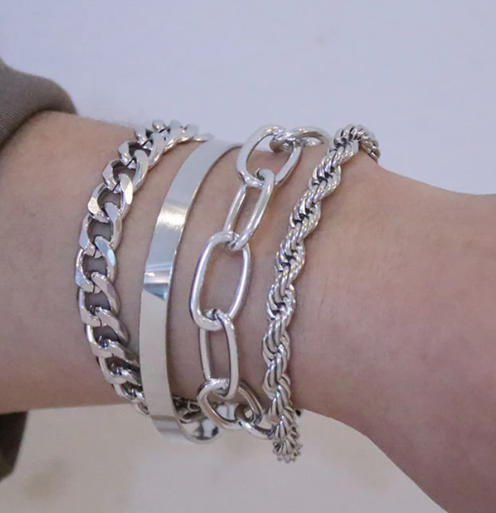 Luxe 4-delige dames armbandenset van roestvrijstaal, verguld en verzilverd. Duurzaam en elegant cadeau accessoire.
