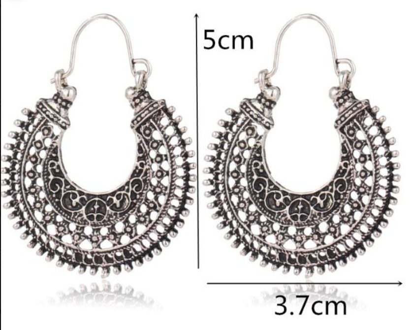 Elegante handgemaakte zilveren oorbellen, Tibetaans filigraan design, verfijnde vintage look voor dames.