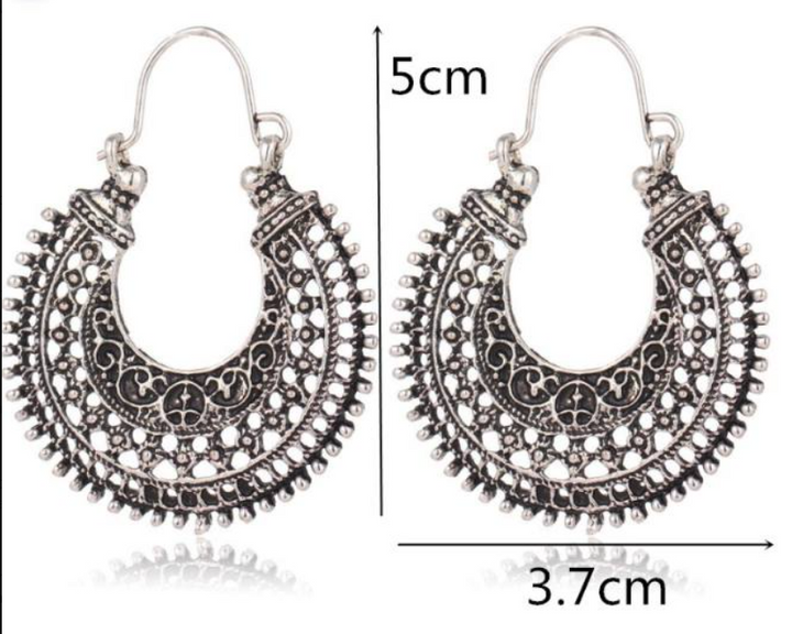 Elegante handgemaakte zilveren oorbellen, Tibetaans filigraan design, verfijnde vintage look voor dames.