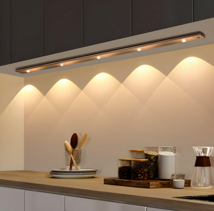 Slimme LED verlichting met bewegingssensor voor energiezuinige binnenverlichting in gang of kast.