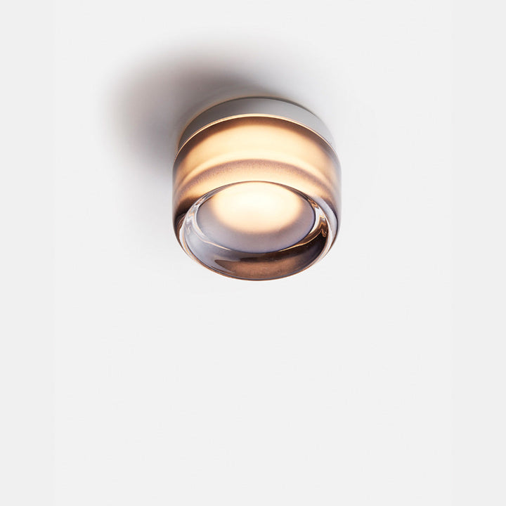 Close-up van stijlvolle design wandlamp, toont modern glaswerk en hoogwaardige afwerking.