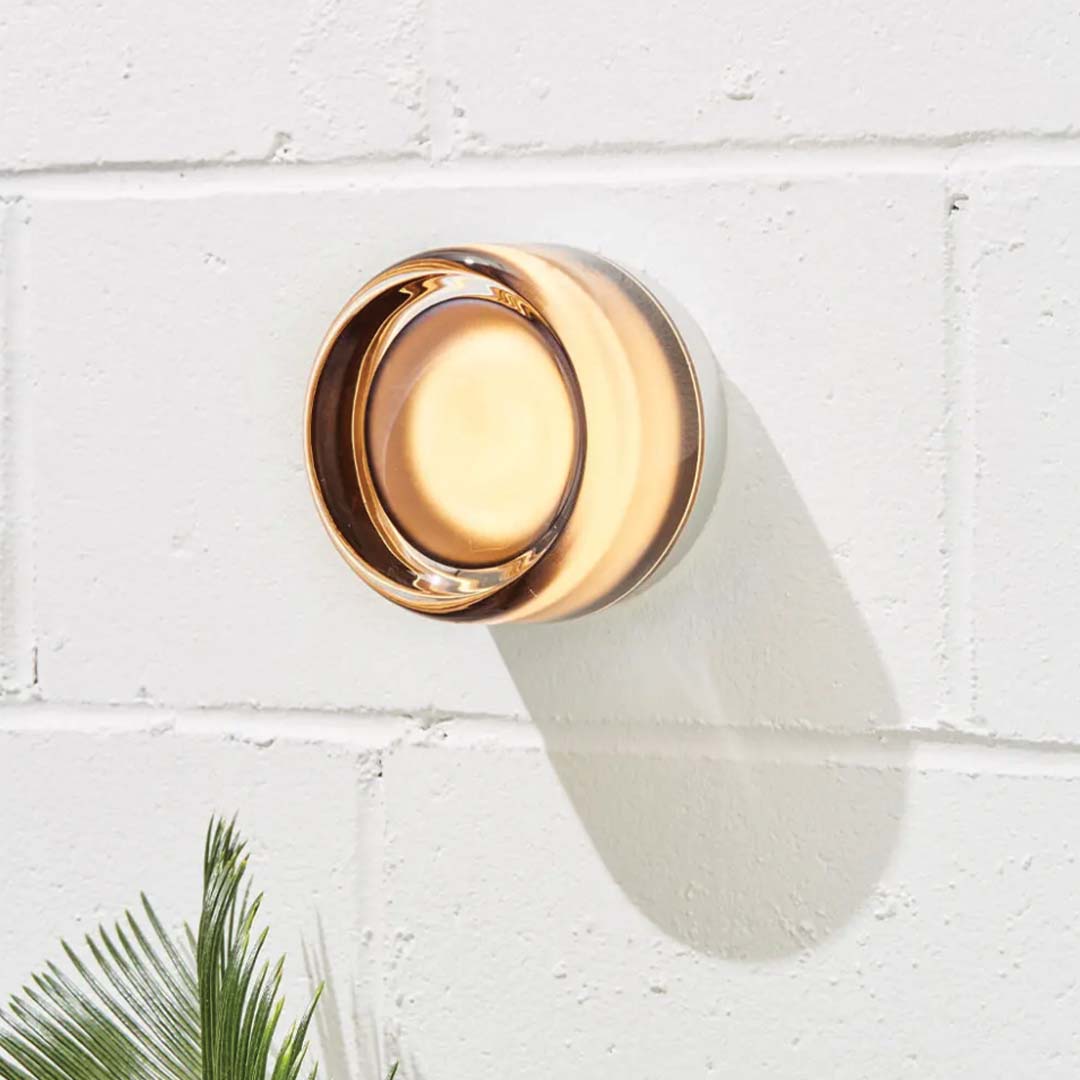 Moderne stijlvolle wandlamp, perfecte sfeerverlichting voor hedendaags interieur design.