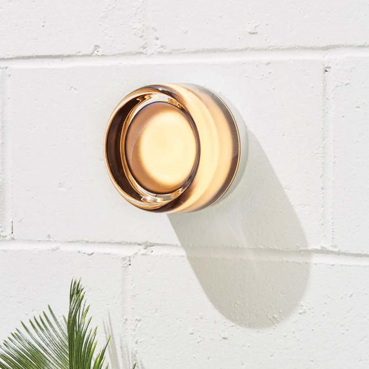 Moderne stijlvolle wandlamp, perfecte sfeerverlichting voor hedendaags interieur design.