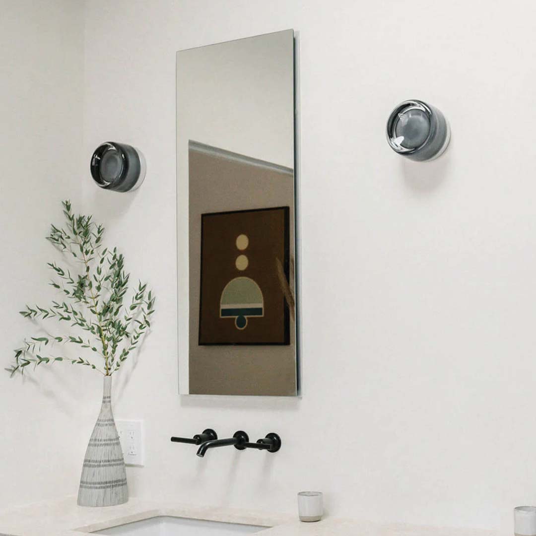Wandlamp met uniek dimpelglas, geeft modern interieur stijlvolle en sfeervolle verlichting.