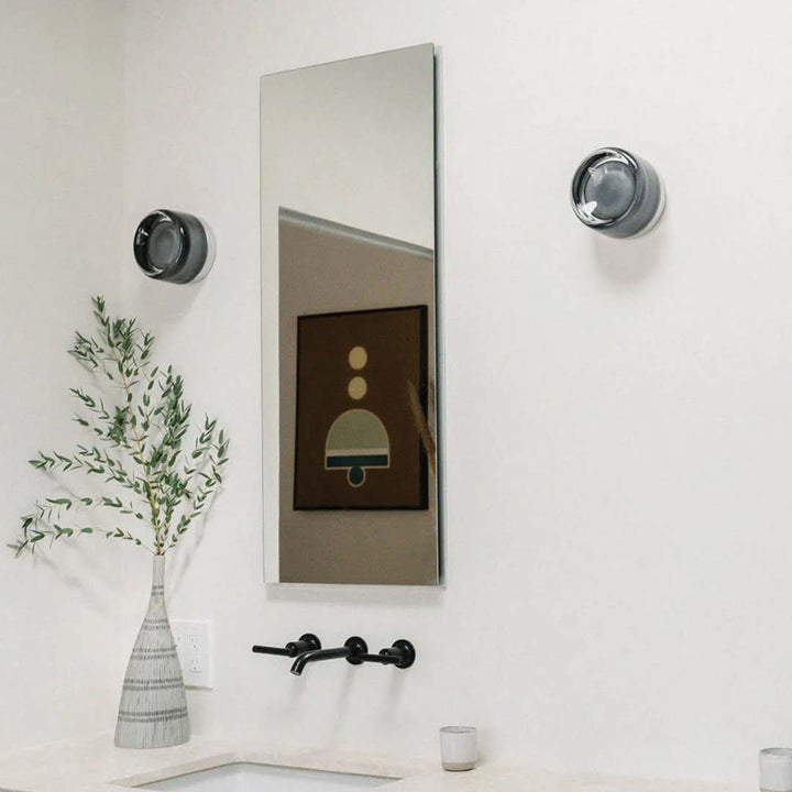 Wandlamp met uniek dimpelglas, geeft modern interieur stijlvolle en sfeervolle verlichting.