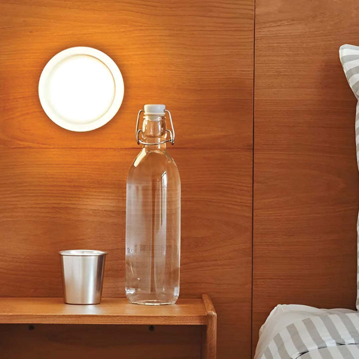 Amberkleurige wandlamp, een stijlvolle designlamp voor warme sfeerverlichting in elk modern huis.