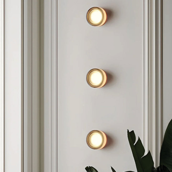 Amberkleurige design wandlamp met kuiltjes, creëert warme sfeerverlichting met energiezuinige LED.