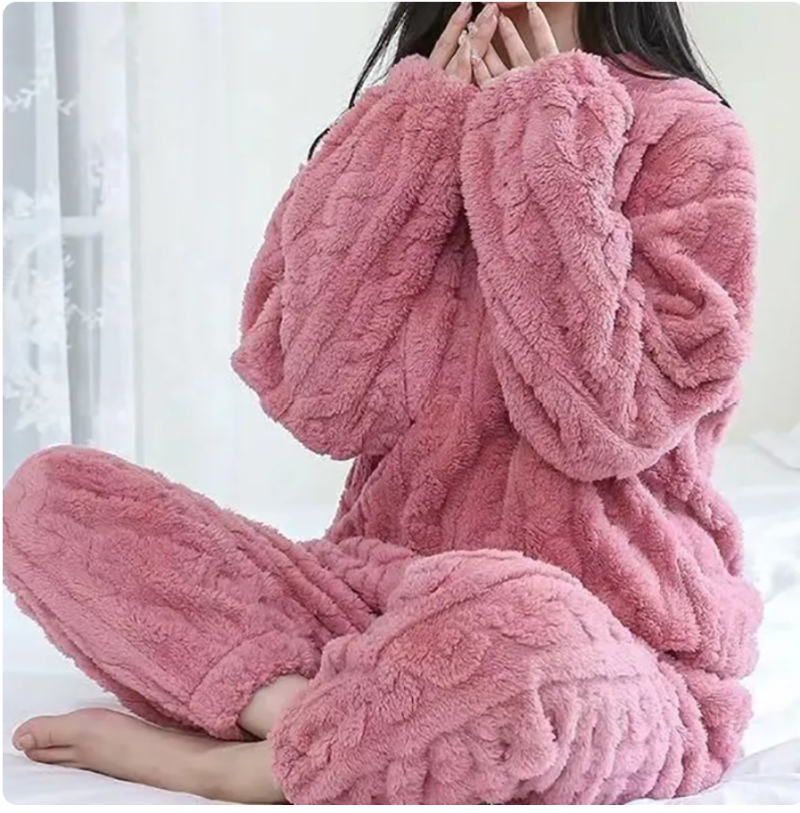 Warme dames winterpyjama van zacht fleece; comfortabele nachtkleding voor koudere avonden.