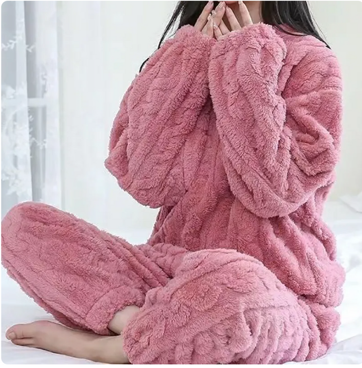 Warme dames winterpyjama van zacht fleece; comfortabele nachtkleding voor koudere avonden.