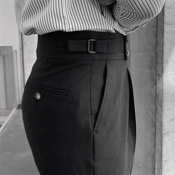 Klassieke, stijlvolle herenbroek, verstelbaar en veelzijdig voor zowel casual als zakelijke herfst/lente outfits. Comfortabel.
