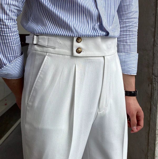 Man draagt comfortabele, verstelbare herenbroek. Stijlvol en functioneel voor lente/herfst, ideaal voor casual gebruik.