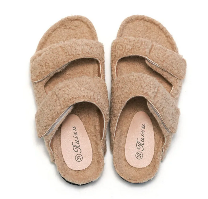 Zachte en gezellige dames sloffen, perfect voor de winter, met ingebouwde voetboogondersteuning voor thuis.
