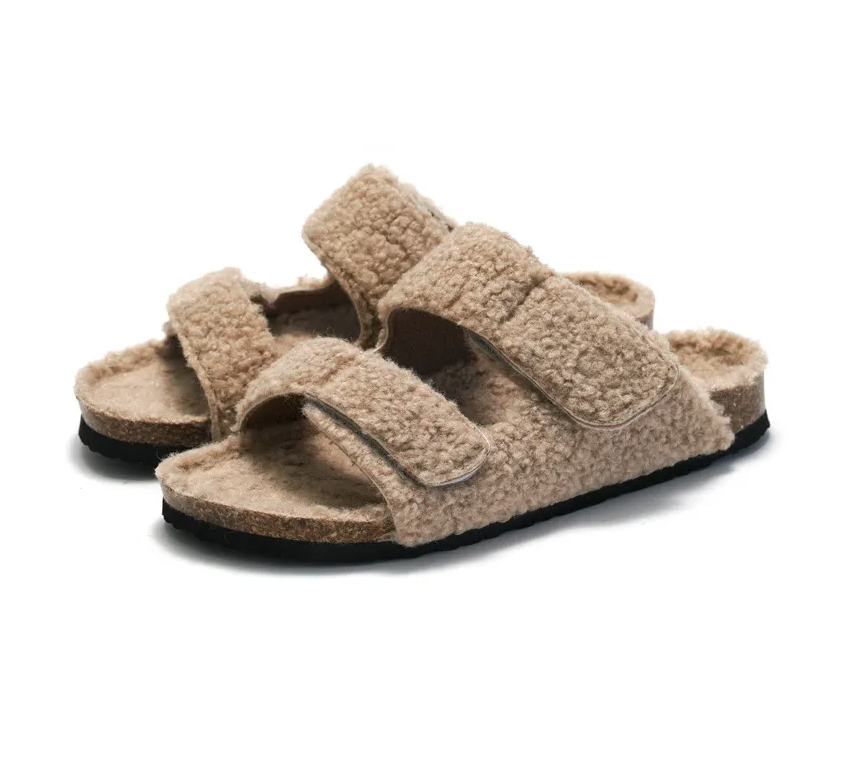 Warme dames winterpantoffels met voetboogondersteuning, ideaal voor comfortabel binnenhuis gebruik in de kou.