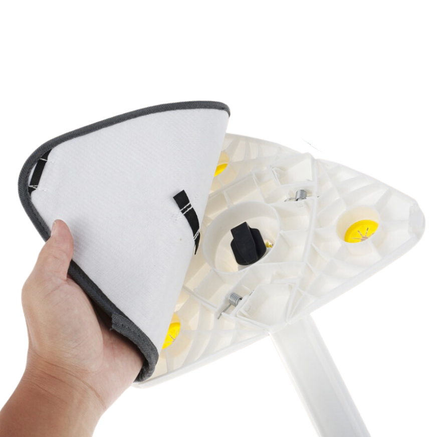 Vloerwisser in actie: EasyClean ProSwivel 360° mop reinigt moeiteloos hoeken en moeilijk bereikbare plekken.