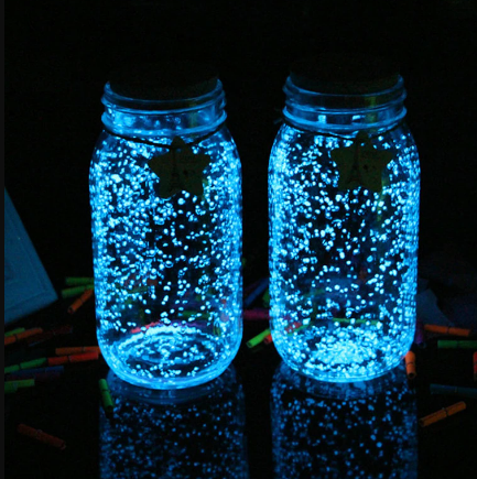 Kinderen knutselen met lichtgevend poeder voor hun eigen glow in the dark creaties en nachtlampjes.