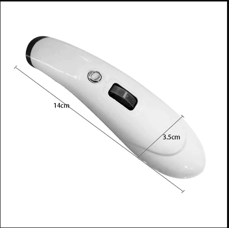 Persoon gebruikt compacte anti-jeuk pen voor directe verlichting van jeuk na een insectenbeet. Veilig.