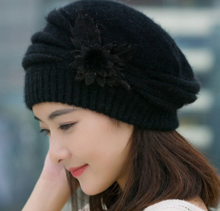 Stijlvolle gebreide damesmuts, comfortabel gedragen, warm en modieus voor winterse outfits.
