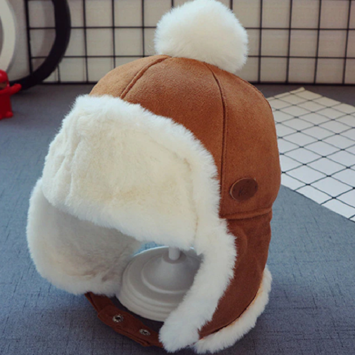 Zachte warme babymuts met oorbescherming, ideaal voor koude winterdagen.