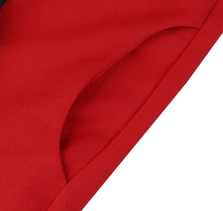Comfortabele gebreide damesjas in rood, zacht en warm. Geschikt als winterjas of elegante truijas.