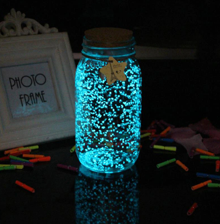 DIY lichtgevend poeder om sfeervolle nachtlampjes te maken, ideaal voor unieke decoratie.