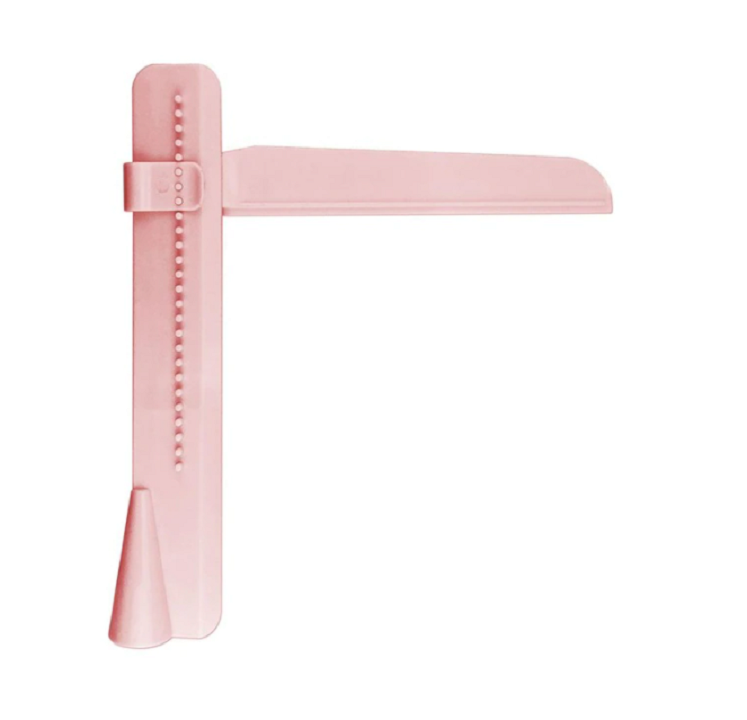 Strakke taartdecoratie bereik je eenvoudig met deze verstelbare cakescraper. Ideaal voor bakken en patisserie.