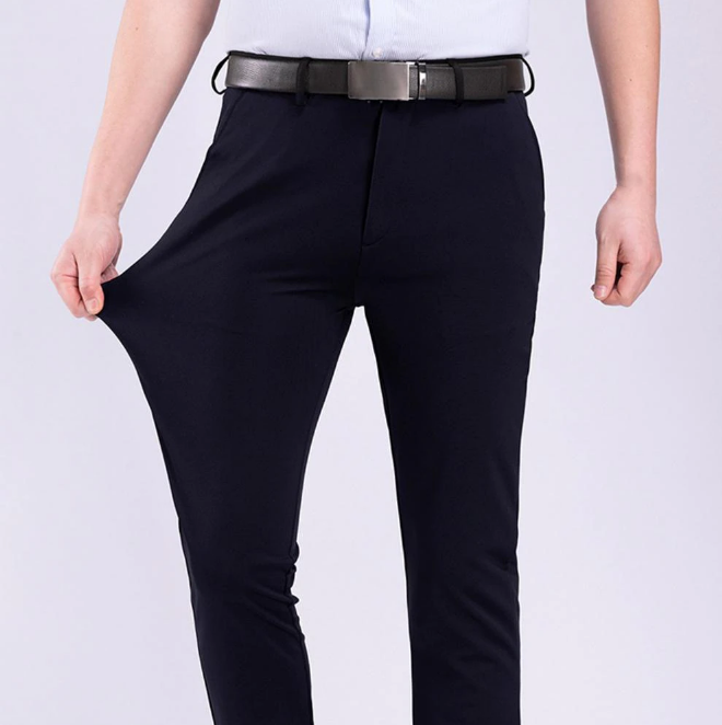 Detail van de zwarte heren stretchbroek; toont de zachte stof en afwerking, voor dagelijks comfort.