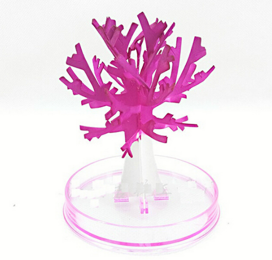 Sfeervolle miniatuur sakura boom met roze kersenbloesem, ideale decoratie voor bureau of vensterbank.