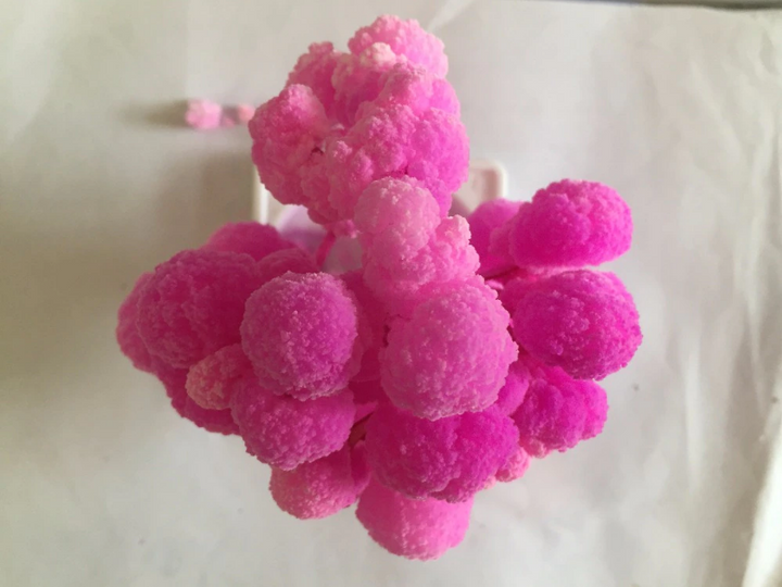 Gedetailleerde magische sakura boom miniatuur, kristallen kersenbloesem ontluikt voor een wonderbaarlijk effect.