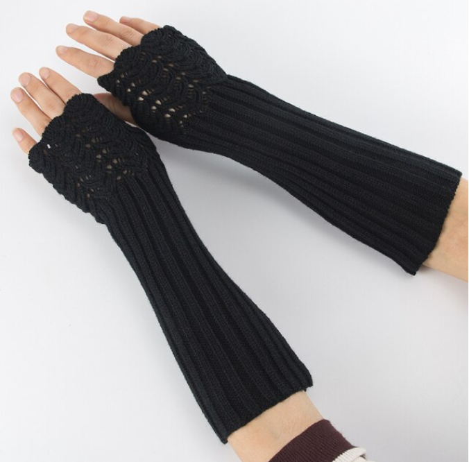 Flexibele gebreide armwarmers van duurzaam acryl en katoen; bieden warmte en bewegingsvrijheid.