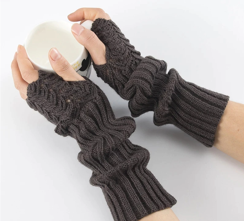 Stijlvolle vingerloze armwarmers; een comfortabel gebreid accessoire voor een warme look in de winter.