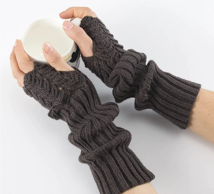 Stijlvolle vingerloze armwarmers; een comfortabel gebreid accessoire voor een warme look in de winter.