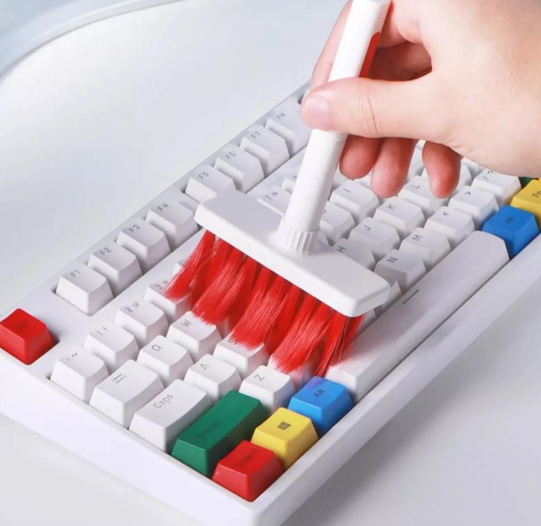 Detail van de toetsenbord keycap puller uit de 5-in-1 set, essentieel gereedschap voor grondige reiniging en onderhoud van PC.