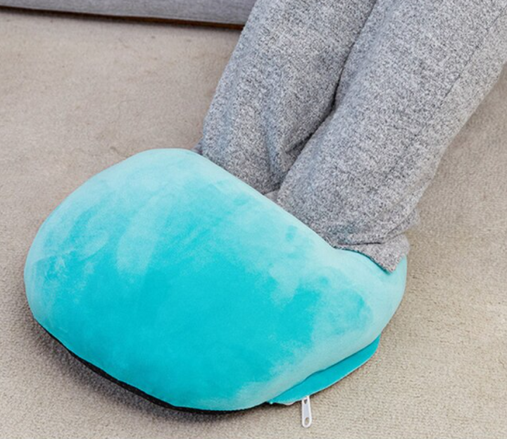 Grijze elektrische voetenwarmer met zachte binnenvoering, biedt comfort en warmte voor de wintermaanden.
