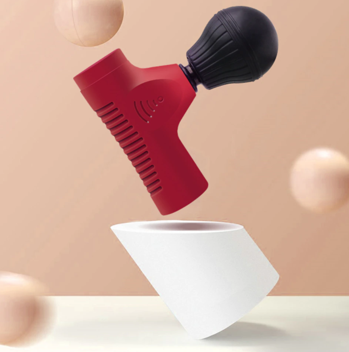 Compacte handheld massageapparaat in opbergtas. Perfect voor draagbaar spierherstel en ontspanning onderweg.