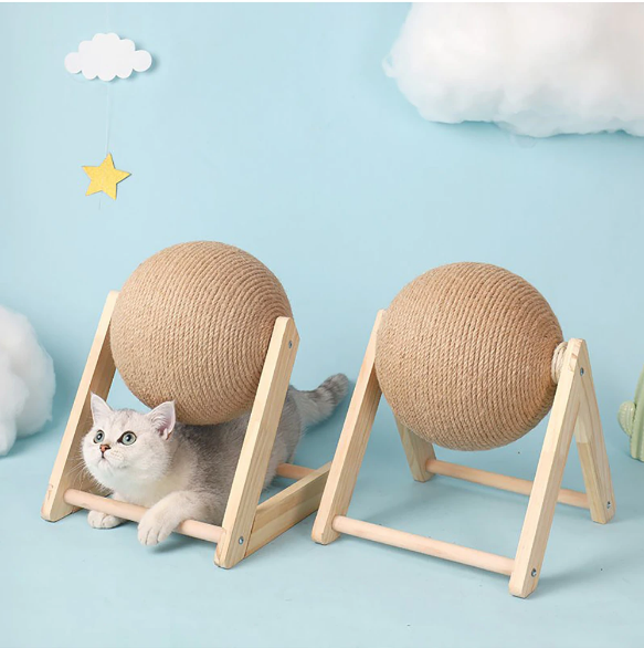 Speelse kat krabt aan de duurzame sisal krabbal, perfect interactief kattenspeelgoed.