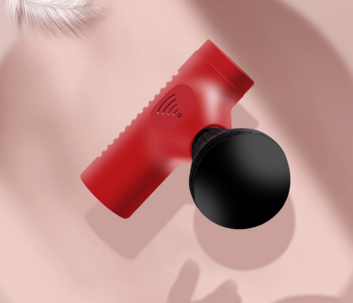 Universele handheld spiermassager in actie voor gerichte pijnverlichting en verbeterde bloedsomloop.